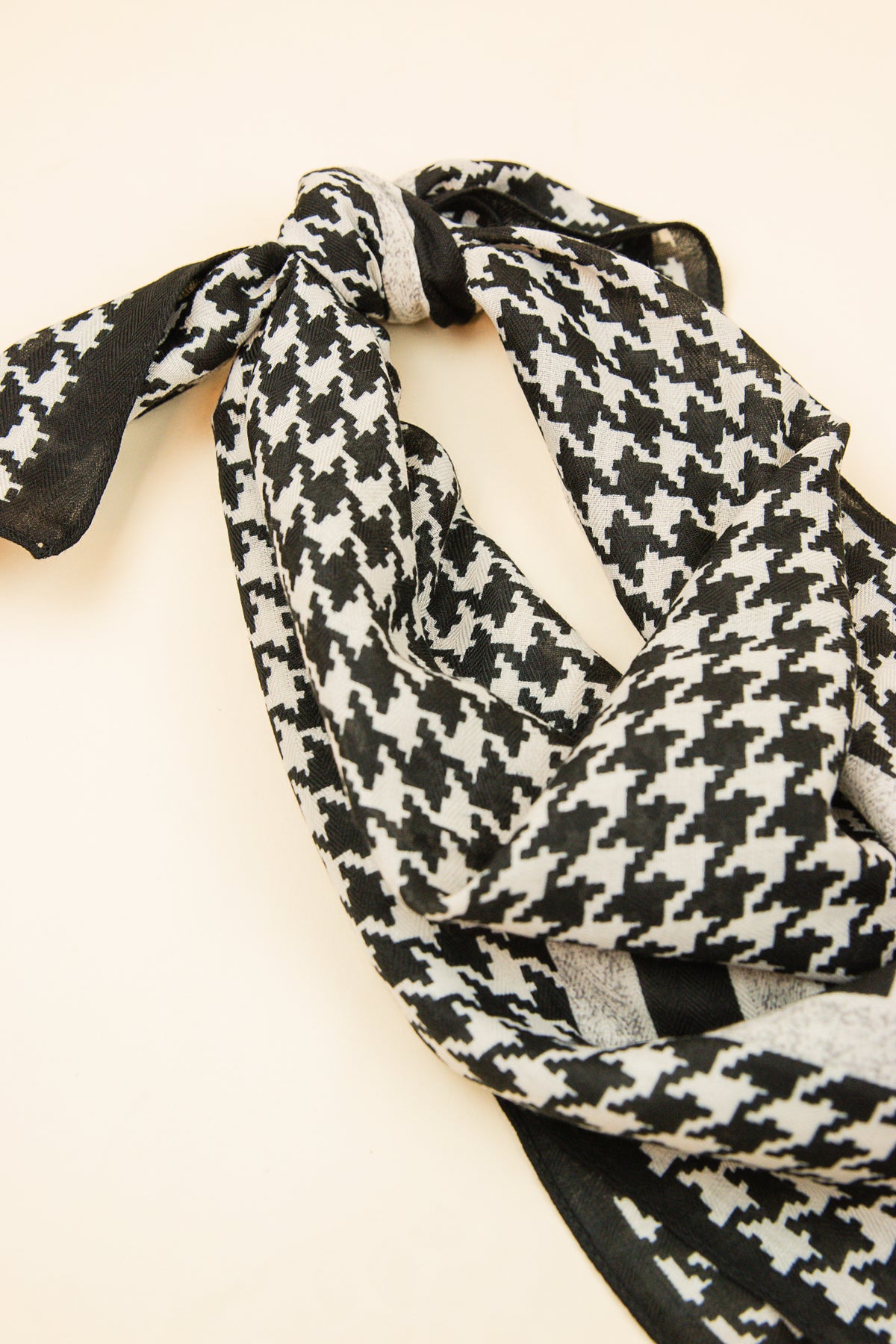 Scarvii Classic Houndstooth Square Scarf